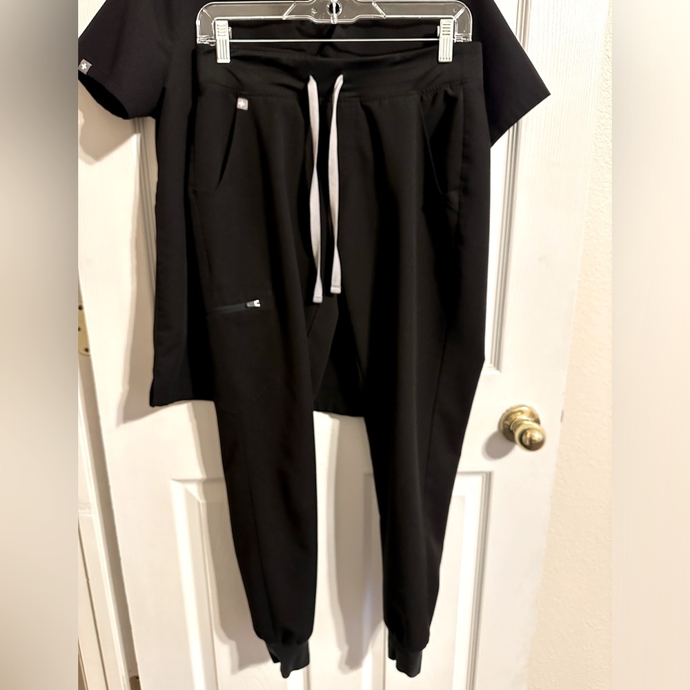 Figs Zamora joggers and Catarina one pocket top